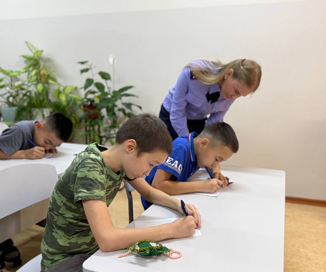 Сотрудники следственного управления СК России по Чукотскому автономному округу совместно с воспитанниками подшефного учреждения подготовили письма солдатам, участвующим в специальной военной операции Сотрудники следственного управления СК России по Чукотскому автономному округу совместно с воспитанниками подшефного учреждения подготовили письма солдатам, участвующим в специальной военной операции