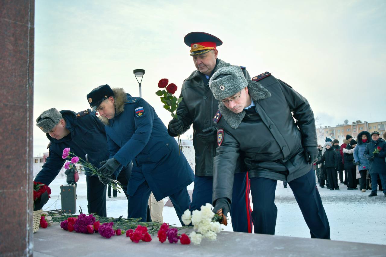 Руководитель следственного управления СК России по Чукотскому автономному округу принял участие в торжественной церемонии ко Дню Героев Отечества Руководитель следственного управления СК России по Чукотскому автономному округу принял участие в торжественной церемонии ко Дню Героев Отечества