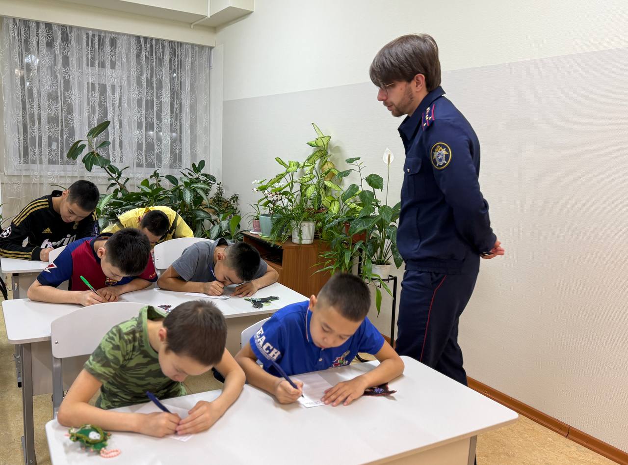 Сотрудники следственного управления СК России по Чукотскому автономному округу совместно с воспитанниками подшефного учреждения подготовили письма солдатам, участвующим в специальной военной операции Сотрудники следственного управления СК России по Чукотскому автономному округу совместно с воспитанниками подшефного учреждения подготовили письма солдатам, участвующим в специальной военной операции