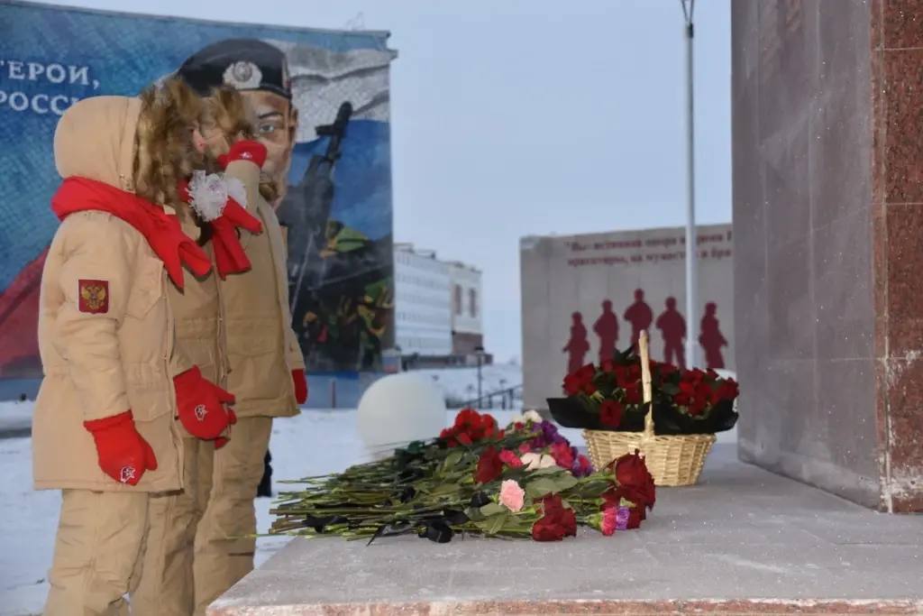 Начальник УМВД России по Чукотскому автономному округу Иван Аникин принял участие в церемонии возложения цветов, приуроченной ко Дню Героев Отечества Начальник УМВД России по Чукотскому автономному округу Иван Аникин принял участие в церемонии возложения цветов, приуроченной ко Дню Героев Отечества