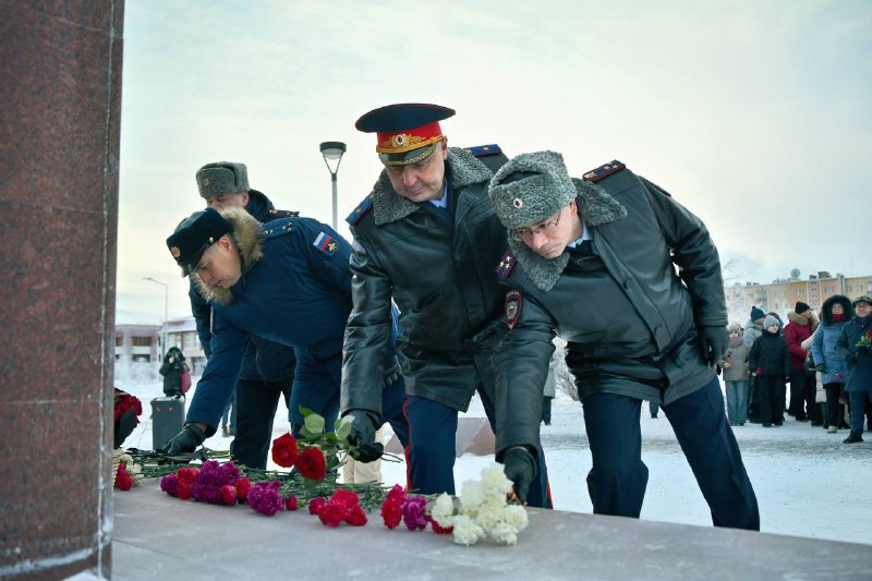 Руководитель следственного управления СК России по Чукотскому автономному округу принял участие в торжественной церемонии ко Дню Героев Отечества Руководитель следственного управления СК России по Чукотскому автономному округу принял участие в торжественной церемонии ко Дню Героев Отечества