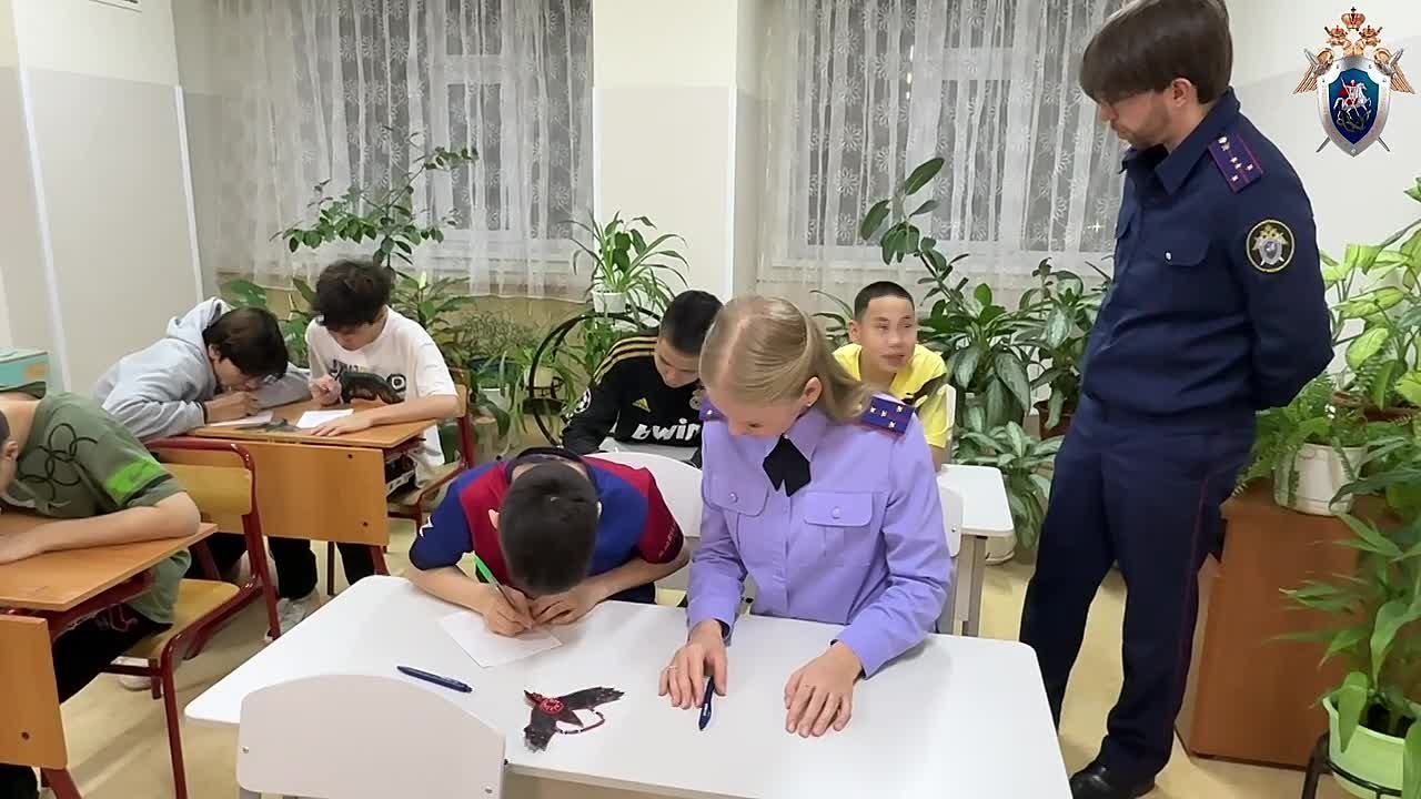 Сотрудники следственного управления совместно с воспитанниками подшефного учреждения подготовили письма солдатам, участвующим в специальной военной операции