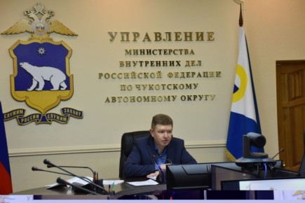 Врио начальника УМВД России по Чукотскому автономному округу Максим Данилов поздравил сотрудников с Днём службы связи