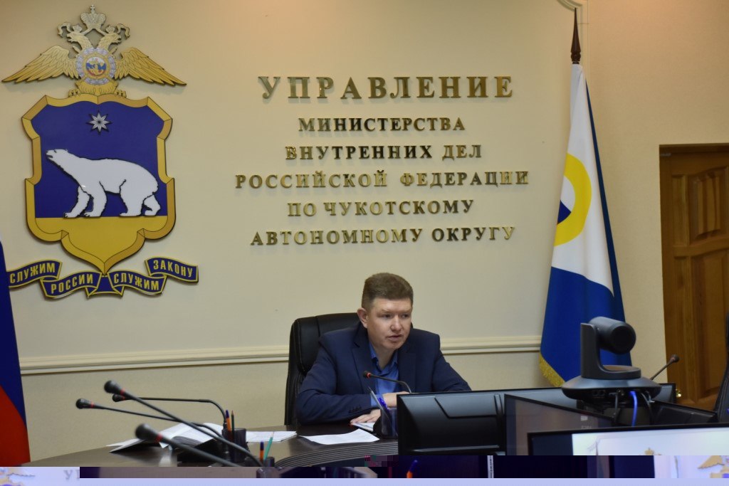 Врио начальника УМВД России по Чукотскому автономному округу Максим Данилов поздравил сотрудников с Днём службы связи