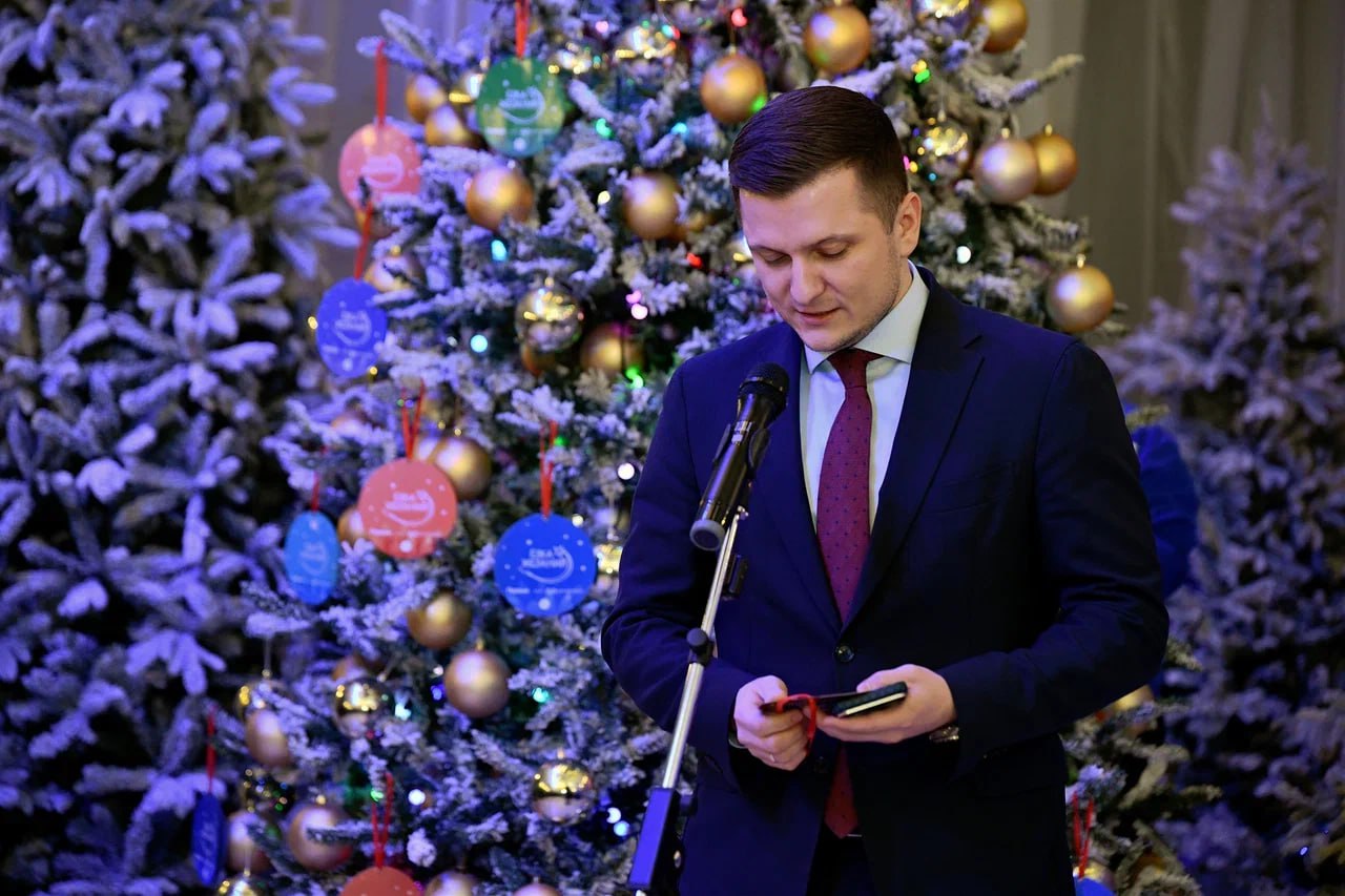 Губернатор Чукотки Владислав Кузнецов присоединился к Всероссийской благотворительной акции «Ёлка желаний» Губернатор Чукотки Владислав Кузнецов присоединился к Всероссийской благотворительной акции «Ёлка желаний»