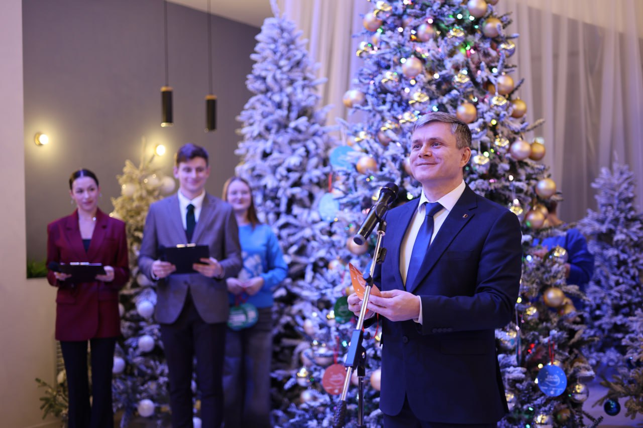 Губернатор Чукотки Владислав Кузнецов присоединился к Всероссийской благотворительной акции «Ёлка желаний» Губернатор Чукотки Владислав Кузнецов присоединился к Всероссийской благотворительной акции «Ёлка желаний»