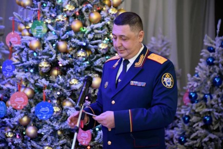Руководитель следственного управления СК России по Чукотскому автономному округу присоединился к акции «Ёлка желаний»