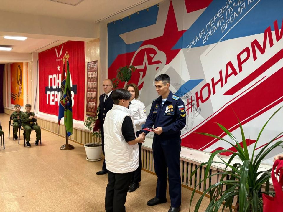 Участник специальной военной операции Александр Сычев вручил первые паспорта гражданина Российской Федерации двоим подросткам из города Билибино