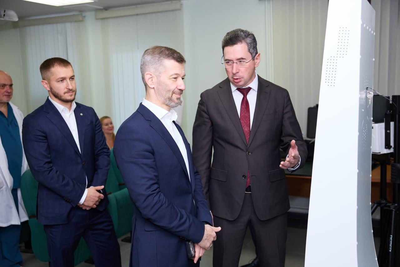 Новое оборудование для выездных осмотров жителей сёл и оленеводов передали в Чукотскую окружную больницу