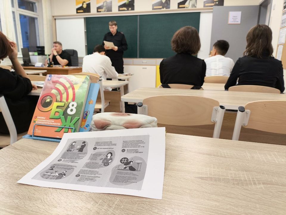 В Анадыре полицейские провели профилактическую беседу с учащимися Чукотского окружного профильного лицея о вреде наркотиков