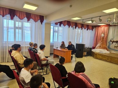 В День Конституции сотрудник следственного управления СК России по Чукотскому автономному округу провёл патриотическую встречу с воспитанниками социального центра