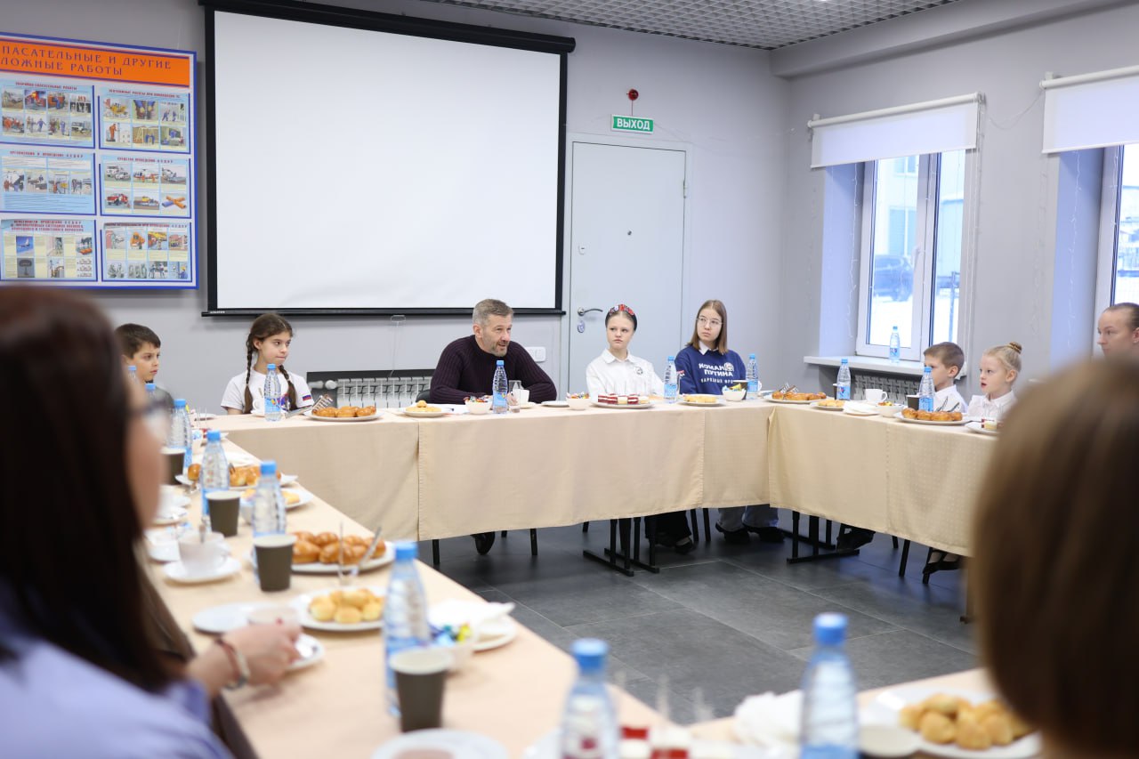 Губернатор Владислав Кузнецов обсудил с волонтёрами центра «ТеплоZOV-87. Чукотка» новые инициативы и поддержку добровольчества