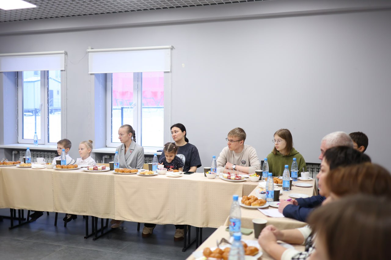 Губернатор Владислав Кузнецов обсудил с волонтёрами центра «ТеплоZOV-87. Чукотка» новые инициативы и поддержку добровольчества Губернатор Владислав Кузнецов обсудил с волонтёрами центра «ТеплоZOV-87. Чукотка» новые инициативы и поддержку добровольчества