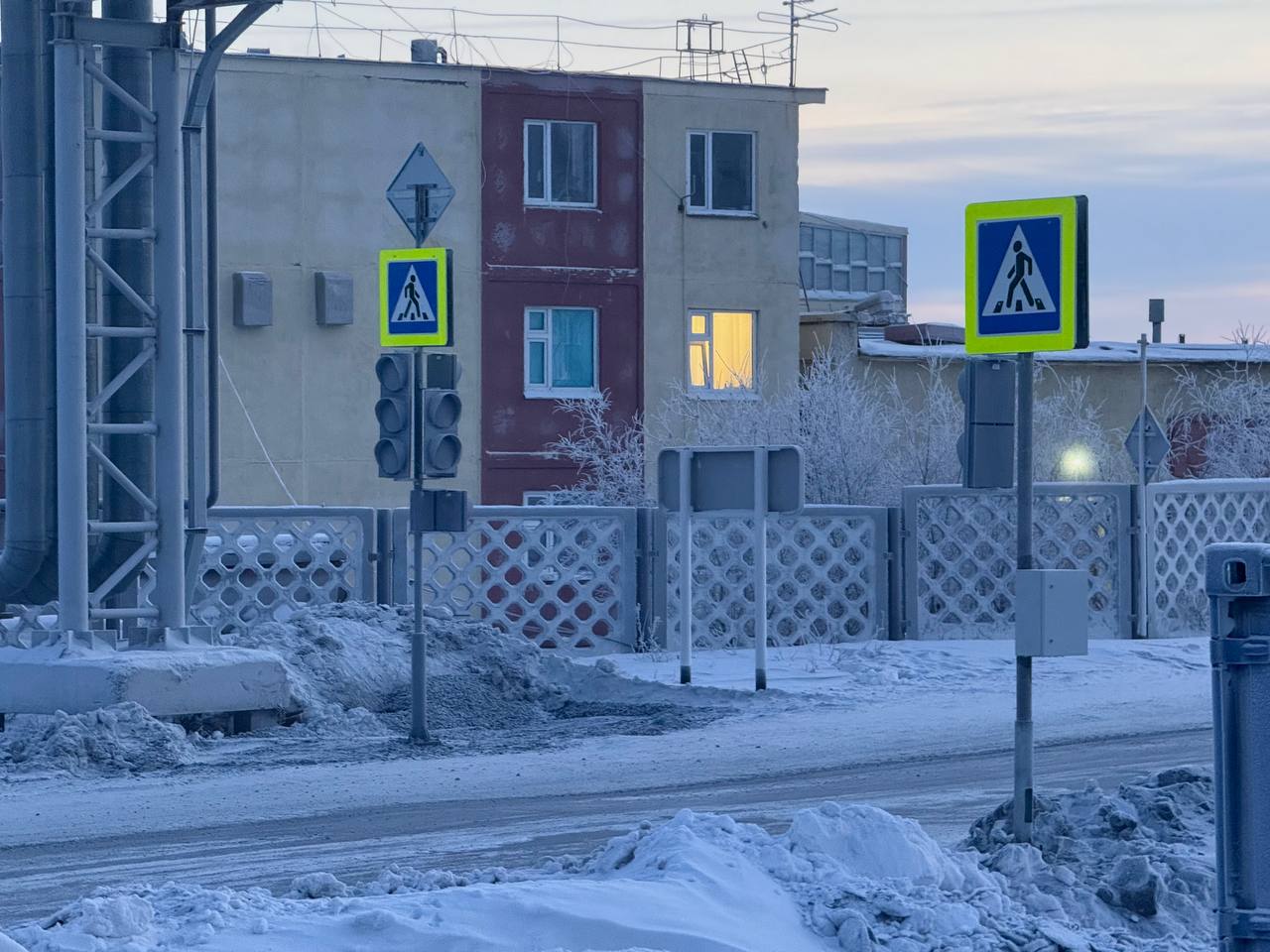 В Анадыре в рамках нацпроекта «Инфраструктура для жизни» установили новые светофорные объекты В Анадыре в рамках нацпроекта «Инфраструктура для жизни» установили новые светофорные объекты