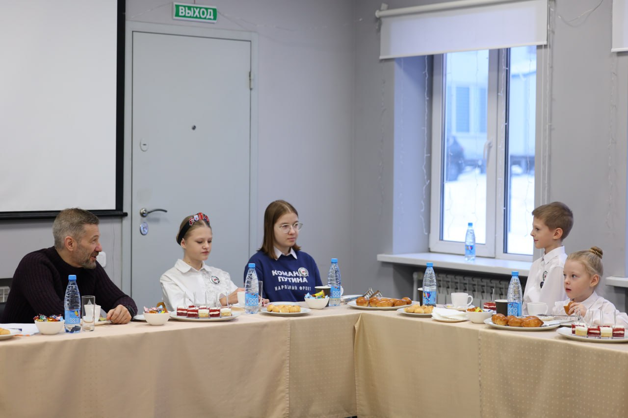 Губернатор Владислав Кузнецов обсудил с волонтёрами центра «ТеплоZOV-87. Чукотка» новые инициативы и поддержку добровольчества Губернатор Владислав Кузнецов обсудил с волонтёрами центра «ТеплоZOV-87. Чукотка» новые инициативы и поддержку добровольчества