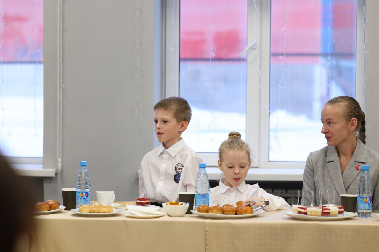 Губернатор Владислав Кузнецов обсудил с волонтёрами центра «ТеплоZOV-87. Чукотка» новые инициативы и поддержку добровольчества Губернатор Владислав Кузнецов обсудил с волонтёрами центра «ТеплоZOV-87. Чукотка» новые инициативы и поддержку добровольчества