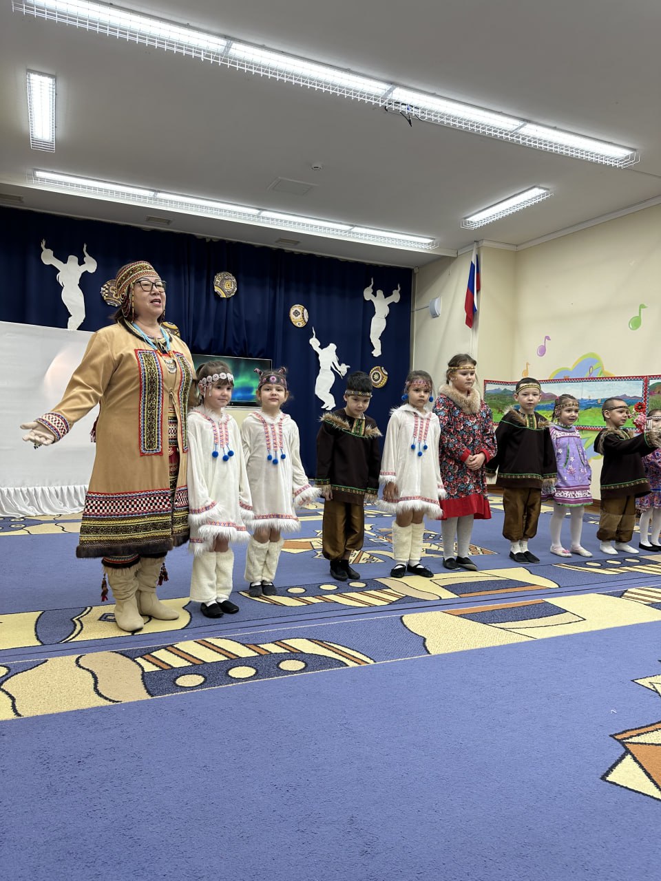 Праздничные мероприятия, посвящённые знаменательной дате — 95-летию Чукотки, вовлекли детей, педагогов и родителей в увлекательное путешествие по страницам местной культуры и фольклора Праздничные мероприятия, посвящённые знаменательной дате — 95-летию Чукотки, вовлекли детей, педагогов и родителей в увлекательное путешествие по страницам местной культуры и фольклора