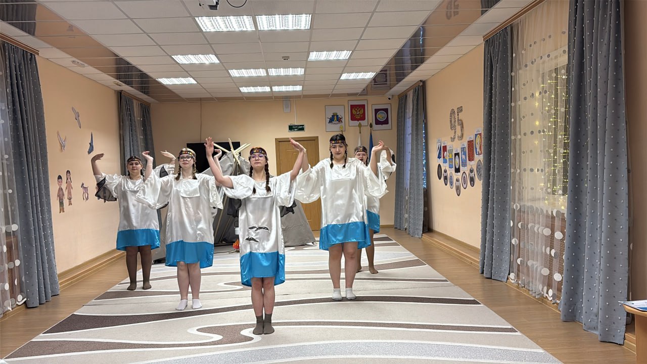 Праздничные мероприятия, посвящённые знаменательной дате — 95-летию Чукотки, вовлекли детей, педагогов и родителей в увлекательное путешествие по страницам местной культуры и фольклора Праздничные мероприятия, посвящённые знаменательной дате — 95-летию Чукотки, вовлекли детей, педагогов и родителей в увлекательное путешествие по страницам местной культуры и фольклора