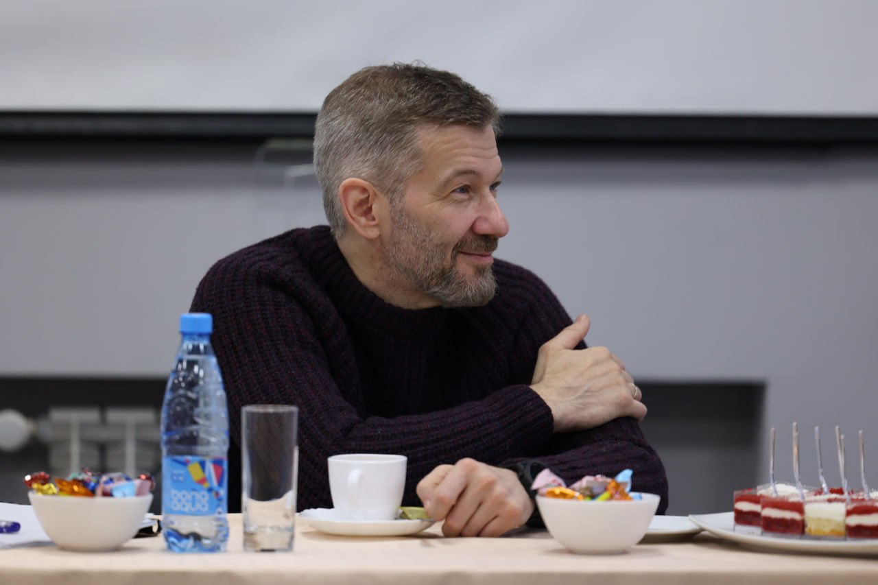 Губернатор Владислав Кузнецов обсудил с волонтёрами центра «ТеплоZOV-87. Чукотка» новые инициативы и поддержку добровольчества Губернатор Владислав Кузнецов обсудил с волонтёрами центра «ТеплоZOV-87. Чукотка» новые инициативы и поддержку добровольчества