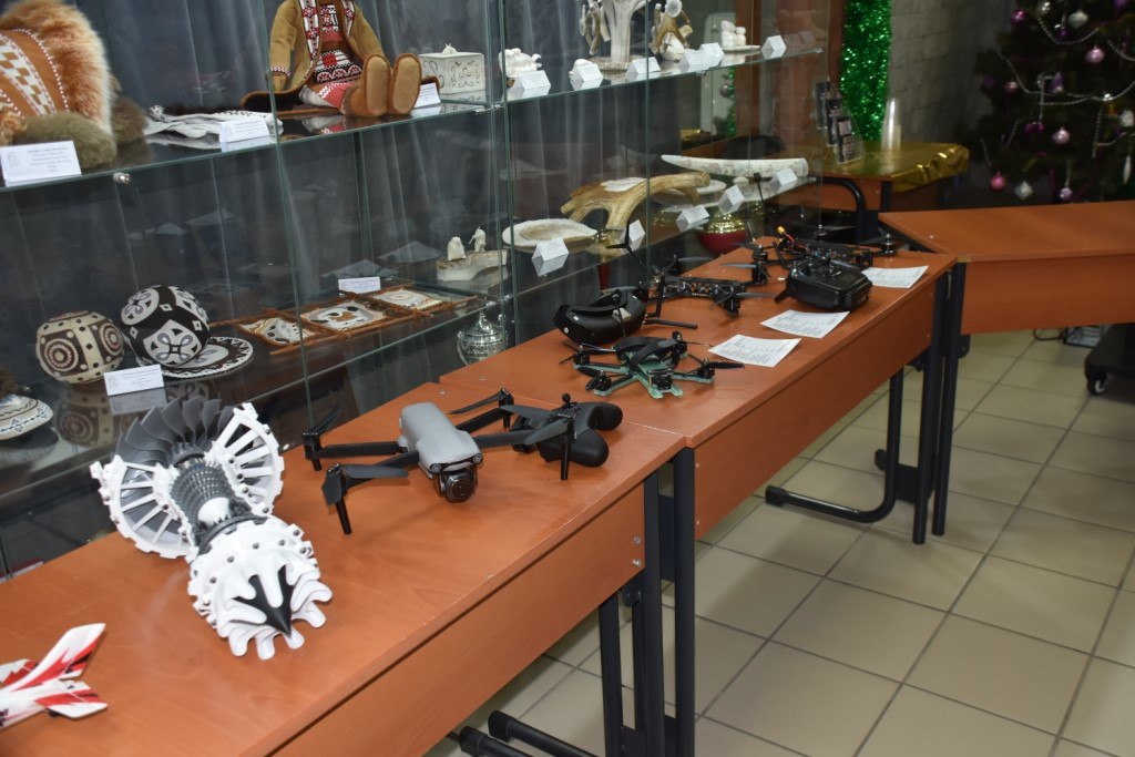 В Анадыре сотрудник окружного Управления МВД Дмитрий Петров стал членом жюри на открытом ледовом турнире по пилотированию беспилотных летательных аппаратов «Пилот БПЛА» В Анадыре сотрудник окружного Управления МВД Дмитрий Петров стал членом жюри на открытом ледовом турнире по пилотированию беспилотных летательных аппаратов «Пилот БПЛА»