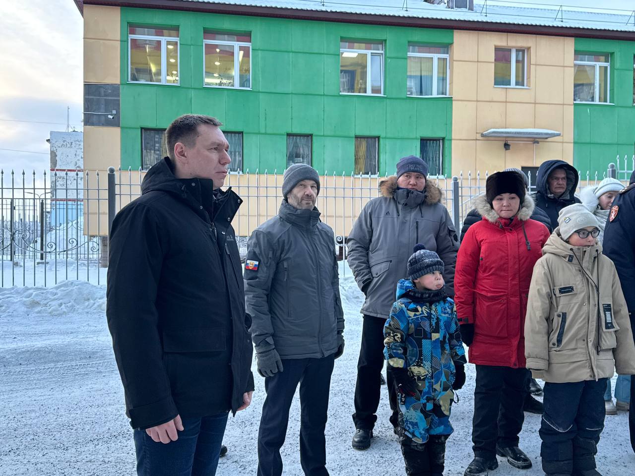 В Анадыре состоялась торжественная церемония открытия мемориальных табличек в память о героях СВО В Анадыре состоялась торжественная церемония открытия мемориальных табличек в память о героях СВО