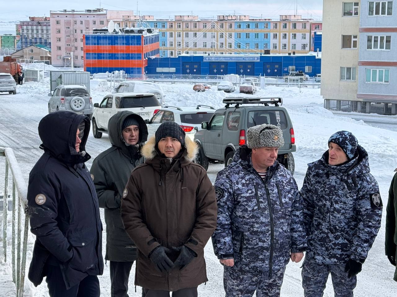 В Анадыре состоялась торжественная церемония открытия мемориальных табличек в память о героях СВО В Анадыре состоялась торжественная церемония открытия мемориальных табличек в память о героях СВО