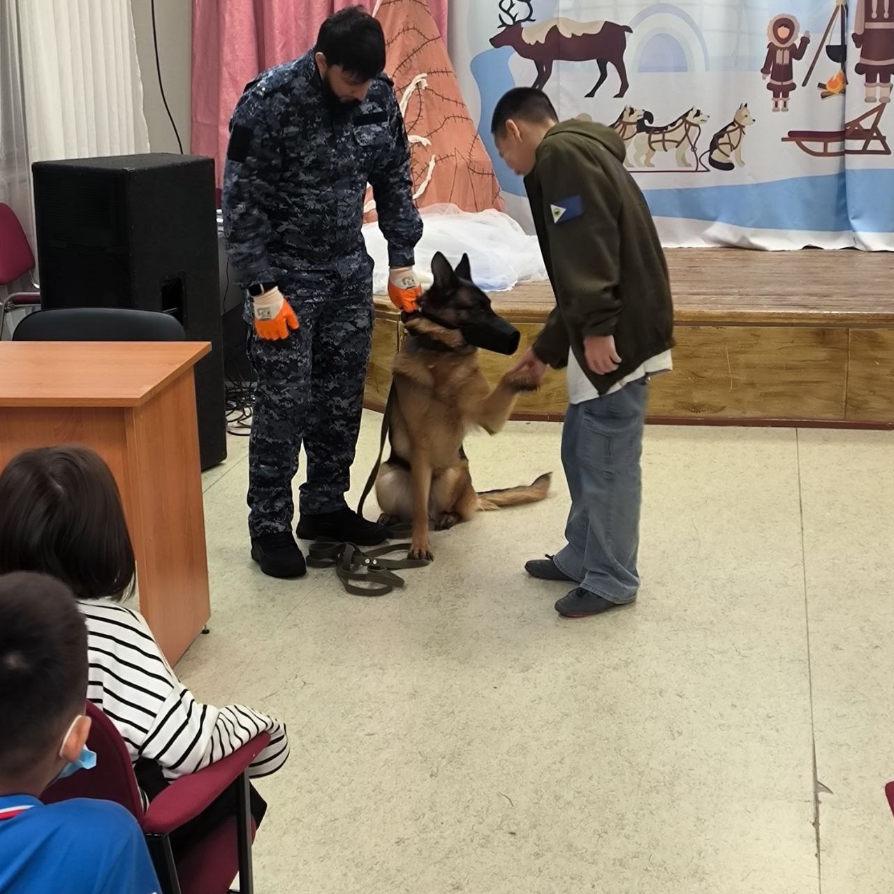 В Анадыре кинолог встретился с воспитанниками социально-реабилитационного центра для несовершеннолетних