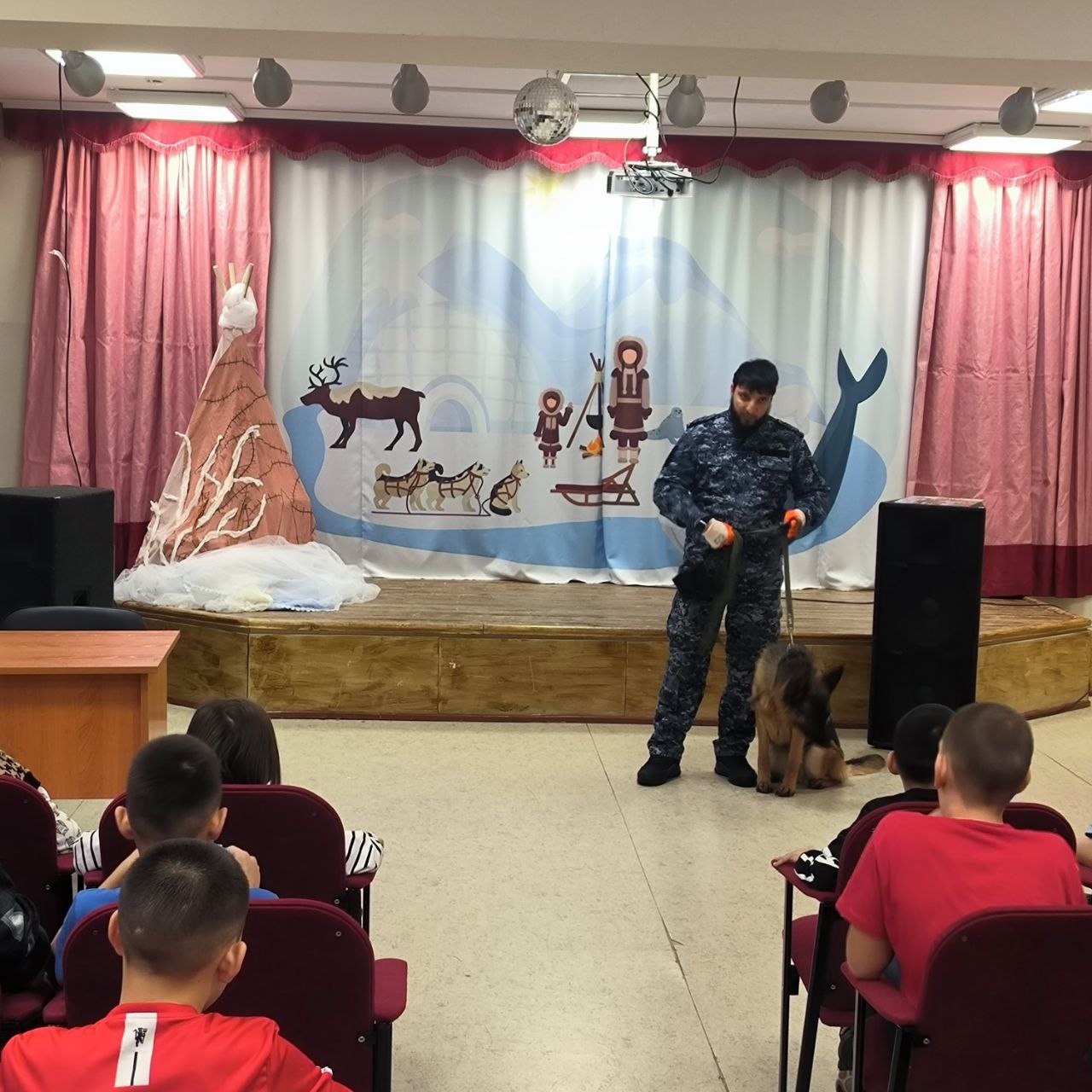 В Анадыре кинолог встретился с воспитанниками социально-реабилитационного центра для несовершеннолетних В Анадыре кинолог встретился с воспитанниками социально-реабилитационного центра для несовершеннолетних