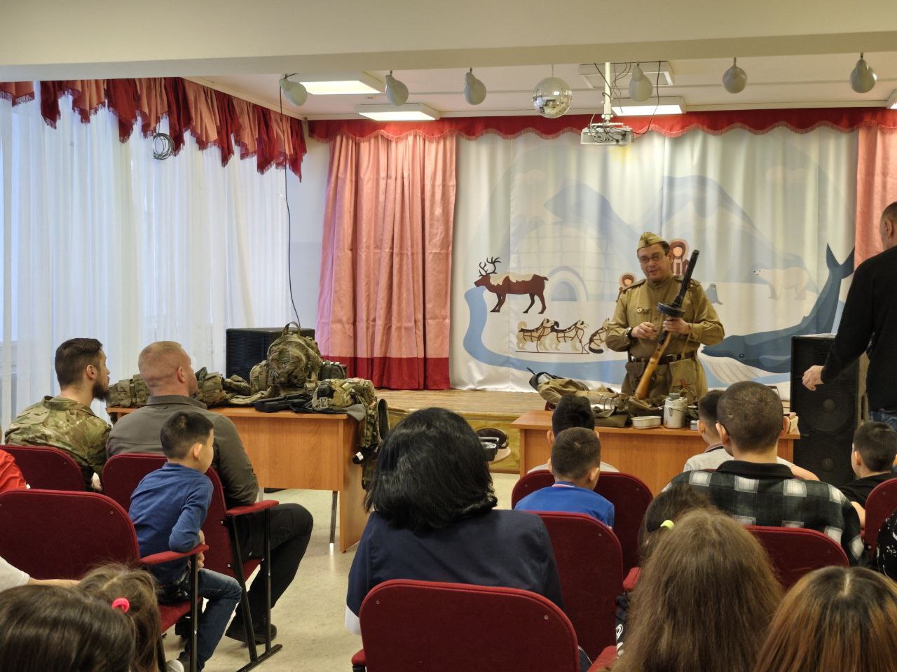 Участники программы «Герои Чукотки» показали школьникам снаряжение от царской армии до СВО Участники программы «Герои Чукотки» показали школьникам снаряжение от царской армии до СВО