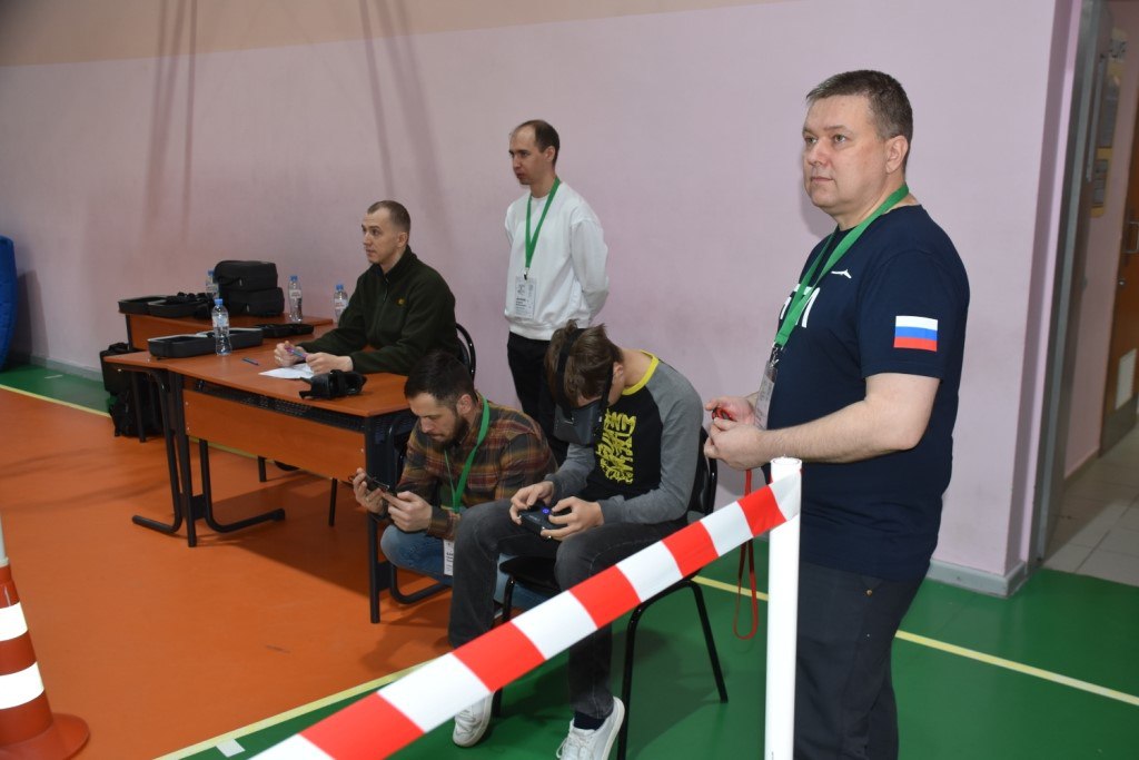 В Анадыре сотрудник окружного Управления МВД Дмитрий Петров стал членом жюри на открытом ледовом турнире по пилотированию беспилотных летательных аппаратов «Пилот БПЛА»