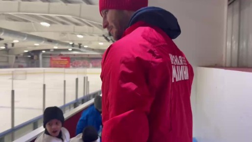 «Красная машина» тренирует юных хоккеистов нашей школы!