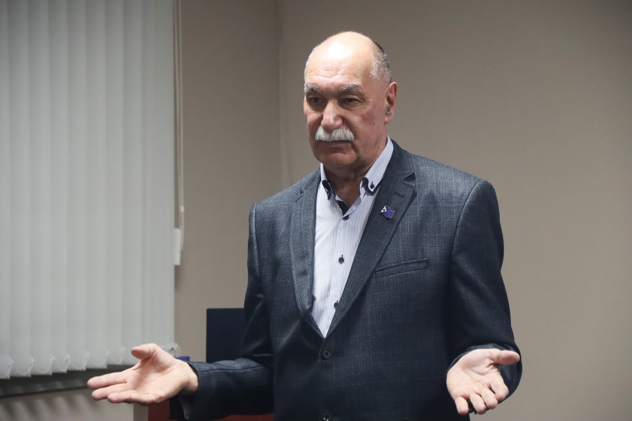 Книгу «Земля моя, Чукотка! Очерки истории края» презентовали к 95-летию округа Книгу «Земля моя, Чукотка! Очерки истории края» презентовали к 95-летию округа