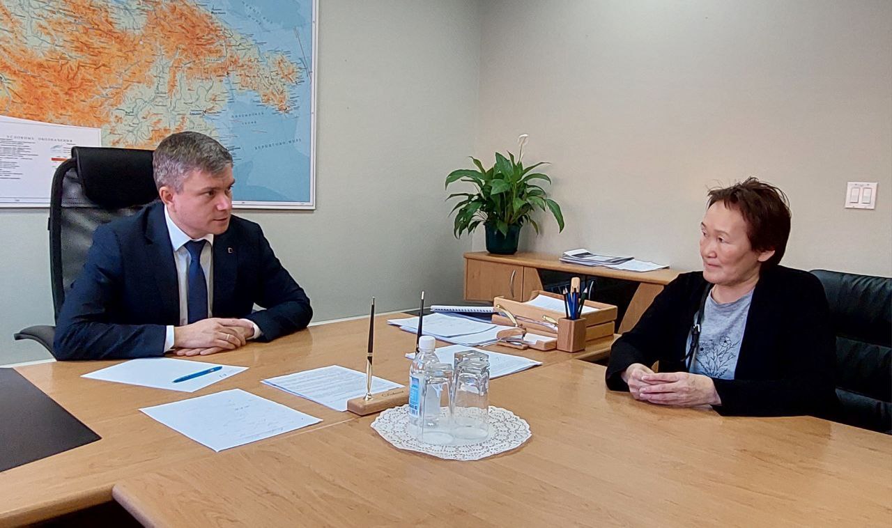 В рамках приёма граждан встретился с Татьяной Спиридоновной Дьячковой — оленеводом с большим стажем, которая с 2020 года ведёт своё собственное дело