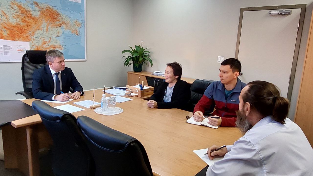 В рамках приёма граждан встретился с Татьяной Спиридоновной Дьячковой — оленеводом с большим стажем, которая с 2020 года ведёт своё собственное дело В рамках приёма граждан встретился с Татьяной Спиридоновной Дьячковой — оленеводом с большим стажем, которая с 2020 года ведёт своё собственное дело