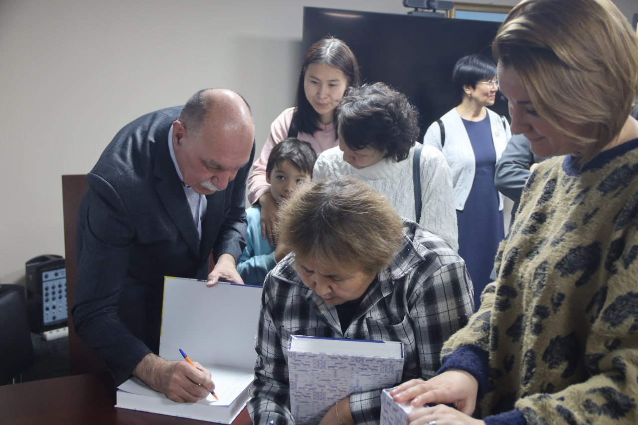 К 95-летию Чукотского автономного округа в музейном центре «Наследие Чукотки» представили книгу «Земля моя, Чукотка! Очерки истории края» К 95-летию Чукотского автономного округа в музейном центре «Наследие Чукотки» представили книгу «Земля моя, Чукотка! Очерки истории края»