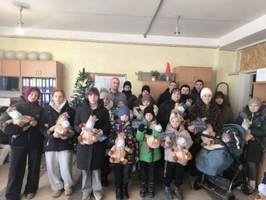 Представители Чукотского автономного округа подарили праздник детям Новолуганского в преддверии Нового года