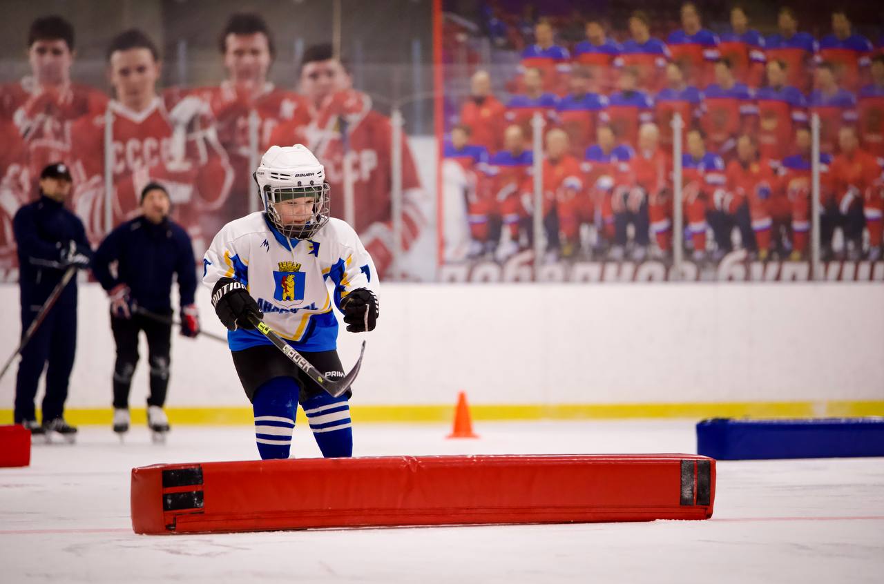 Мастер-класс от «Красной машины» прошёл для юных хоккеистов Анадыря Мастер-класс от «Красной машины» прошёл для юных хоккеистов Анадыря