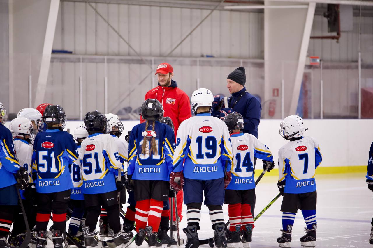 Мастер-класс от «Красной машины» прошёл для юных хоккеистов Анадыря Мастер-класс от «Красной машины» прошёл для юных хоккеистов Анадыря
