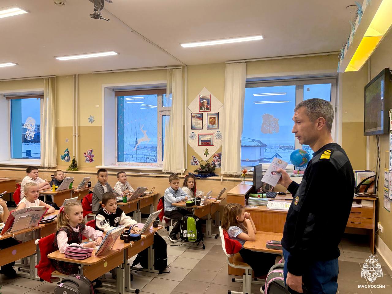 Осторожно, тонкий лёд!. В рамках профилактической работы по безопасному поведению на водных объектах в зимний период старший государственный инспектор – руководитель группы патрульной службы по маломерным судам Центра ГИМС...