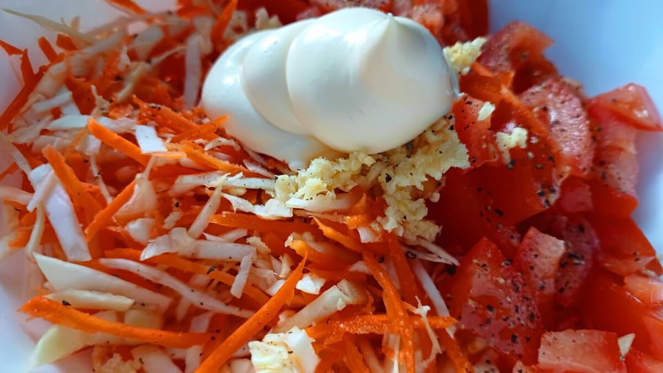 Сочный и яркий салат для каждого дня: простой рецепт под рукой