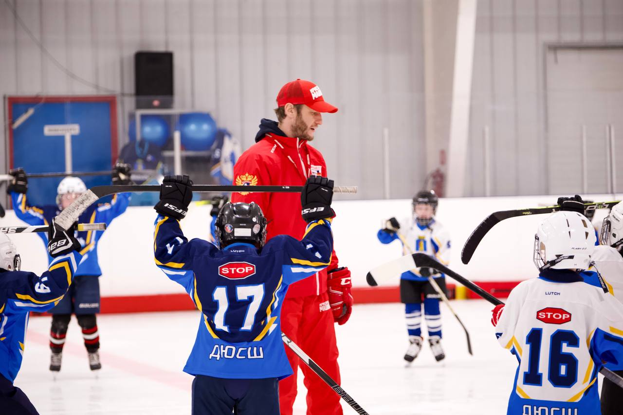 Мастер-класс от «Красной машины» прошёл для юных хоккеистов Анадыря