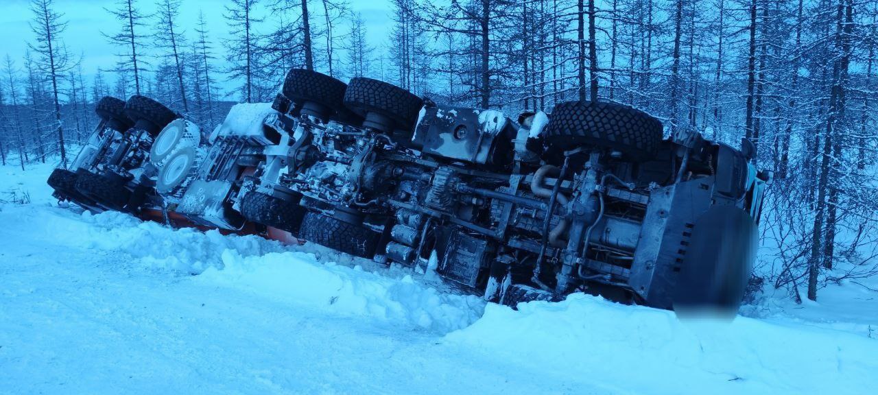 На автодороге Билибино–Встречный–Анюйск произошло дорожнотранспортное происшествие с участием грузового автопоезда На автодороге Билибино–Встречный–Анюйск произошло дорожнотранспортное происшествие с участием грузового автопоезда