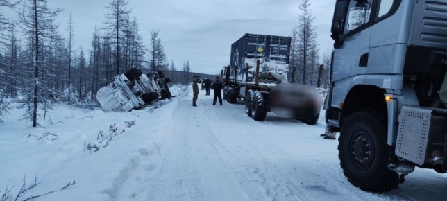 На автодороге Билибино–Встречный–Анюйск произошло дорожнотранспортное происшествие с участием грузового автопоезда