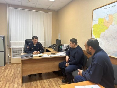 В Анадыре состоялась рабочая встреча члена Общественного совета при окружном Управлении МВД Дмитрия Кожуха с руководством МОМВД России «Анадырский» — Вячеславом Бубновым и Константином Стоевым