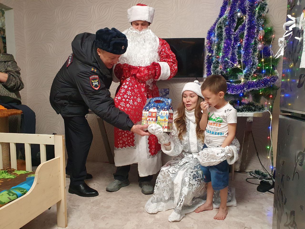 В Анадыре и Билибино стартовала добрая акция «Полицейский Дед Мороз» В Анадыре и Билибино стартовала добрая акция «Полицейский Дед Мороз»