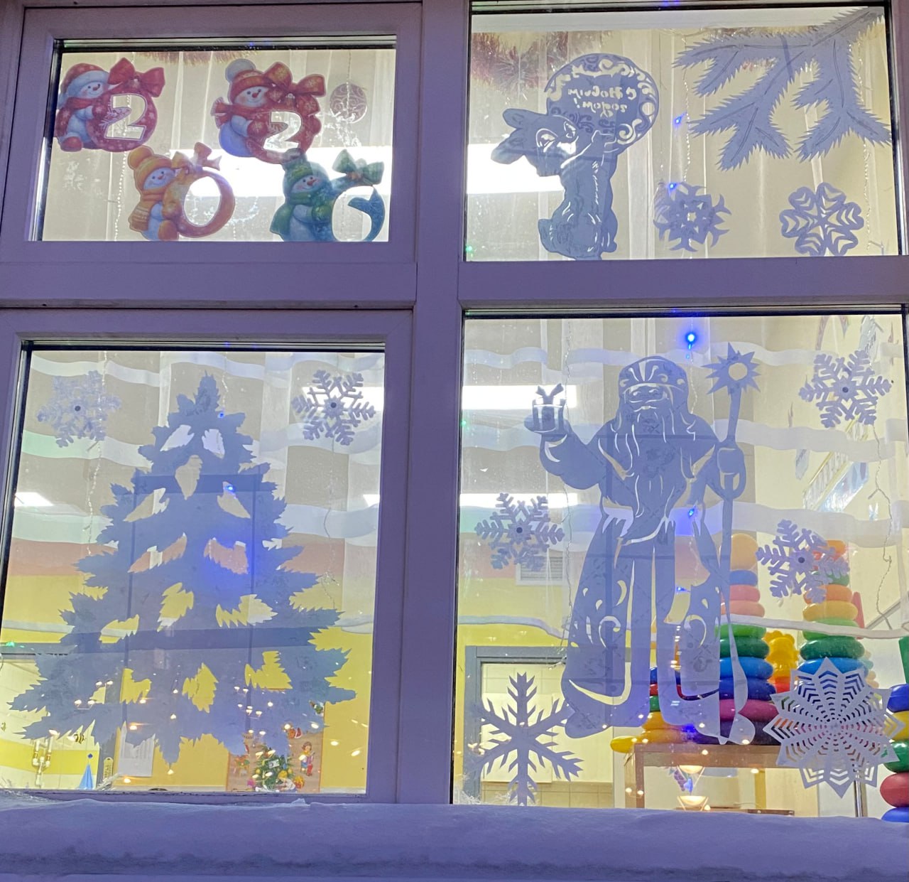 Праздник к нам приходит! Окна садов, школ и жителей города засияли волшебством Праздник к нам приходит! Окна садов, школ и жителей города засияли волшебством