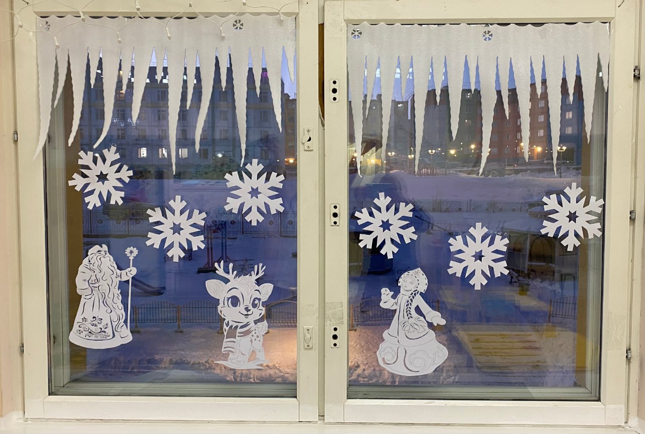 Праздник к нам приходит! Окна садов, школ и жителей города засияли волшебством Праздник к нам приходит! Окна садов, школ и жителей города засияли волшебством