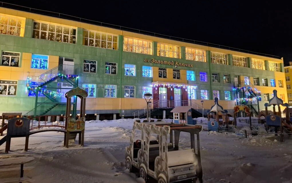 Праздник к нам приходит! Окна садов, школ и жителей города засияли волшебством Праздник к нам приходит! Окна садов, школ и жителей города засияли волшебством