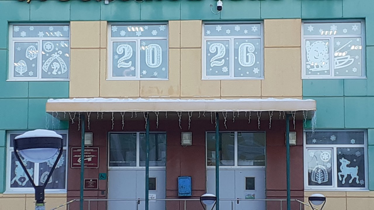 Праздник к нам приходит! Окна садов, школ и жителей города засияли волшебством Праздник к нам приходит! Окна садов, школ и жителей города засияли волшебством