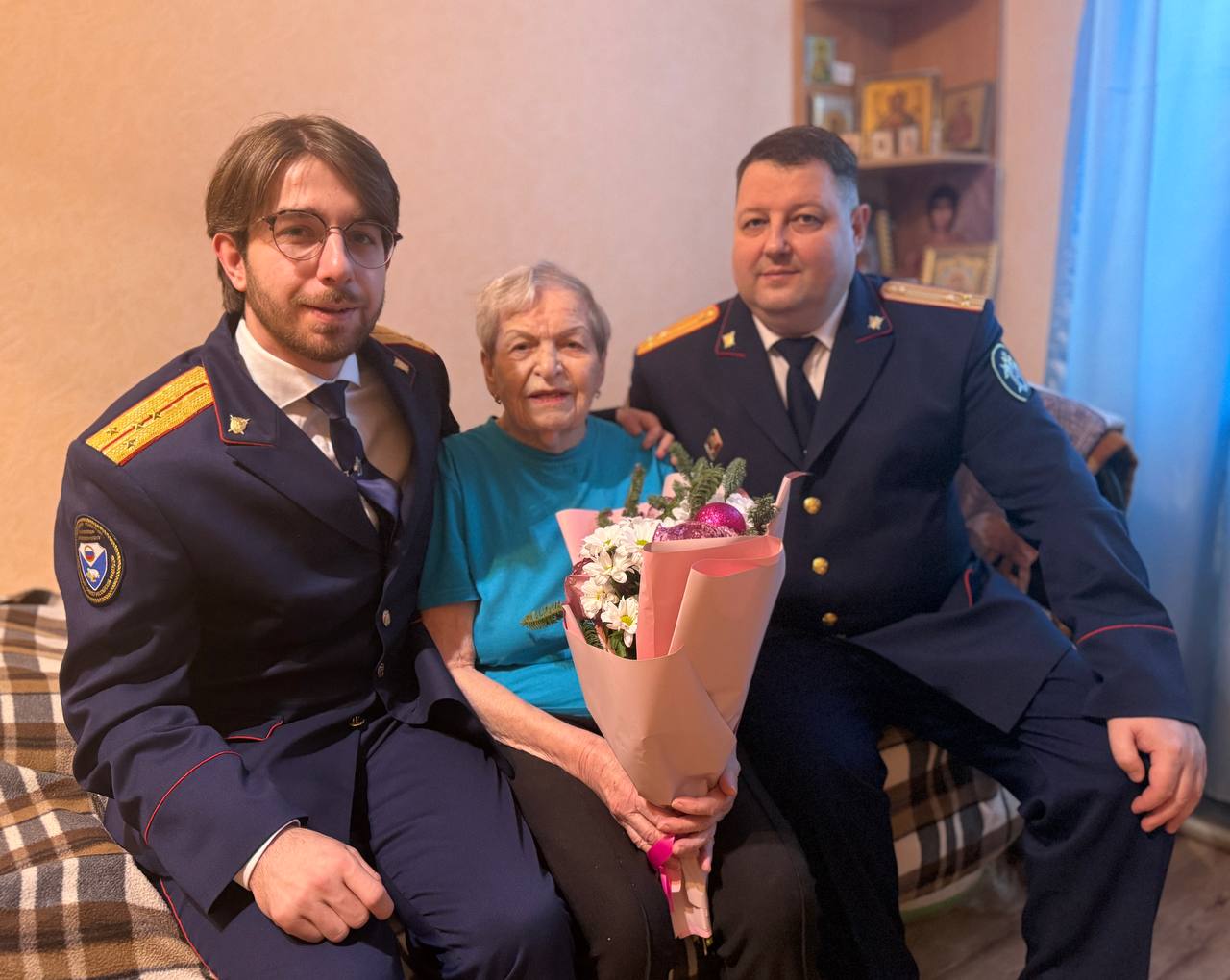 Сотрудники следственного управления СК России по Чукотскому автономному округу поздравили с Новым годом ветерана Великой Отечественной войны